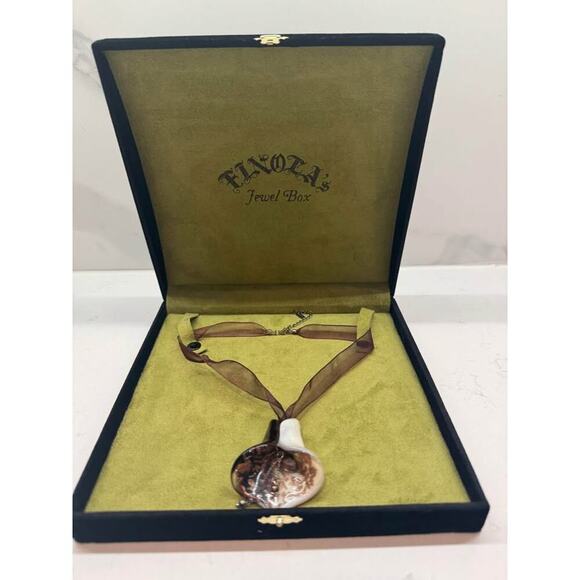 Finola's Jewel Box Glass Flower Pendant Necklace With Box - Picture 1 of 3